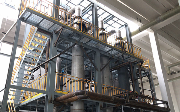 三效蒸發(fā)器安裝現(xiàn)場(chǎng) 三效蒸發(fā)器安裝現(xiàn)場(chǎng)